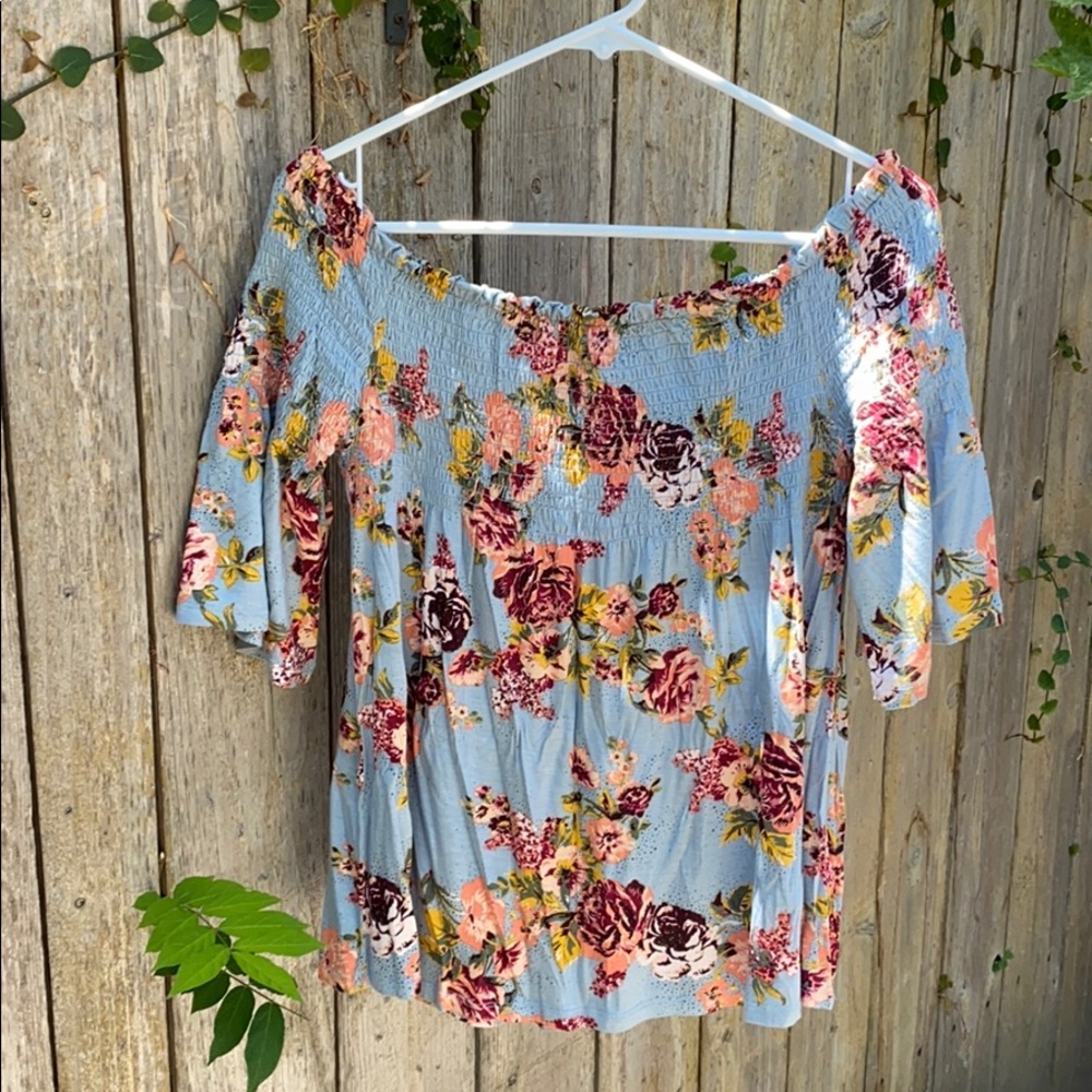 Light blue floral top super cute